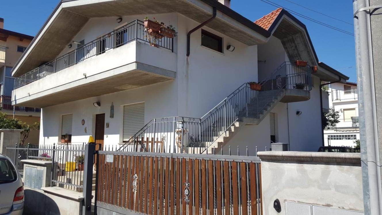 Вилла La Casa Di Cindy Монтесильвано Экстерьер фото